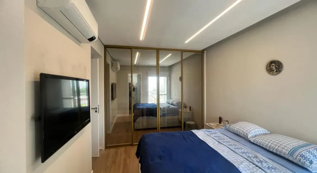 Armário planejado com portas Reflecta Bronze e perfil Bronze — Art Closet