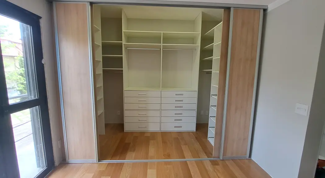 Closet branco planejado fechado com portas de correr em Carvalho Treviso — Art Closet
          title=