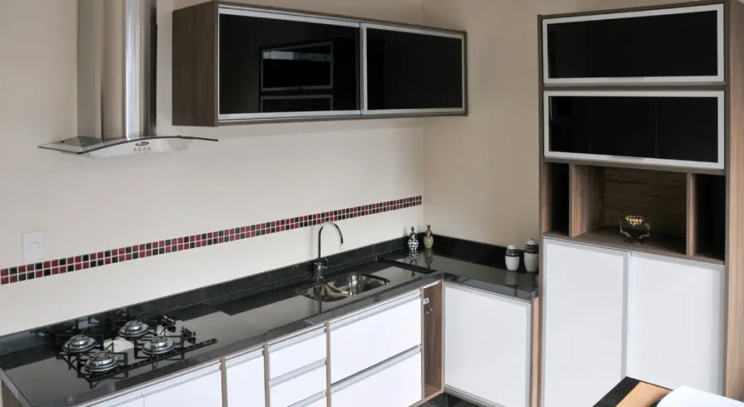 Cozinha planejada branca com detalhes em wengue Berneck — projeto Art Closet