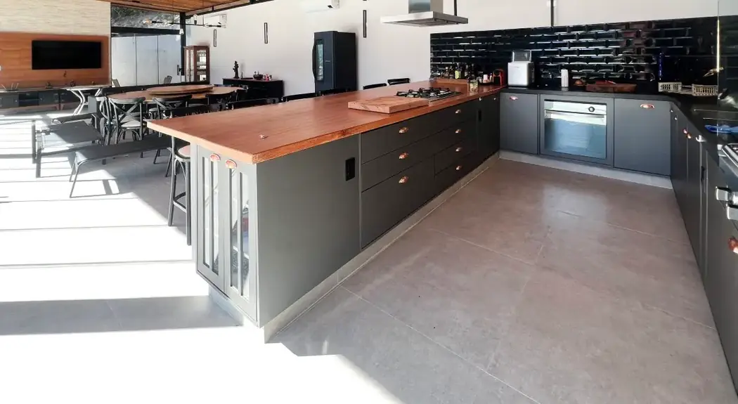 Cozinha planejada em MDF cinza chumbo micro da Berneck — projeto da Art Closet